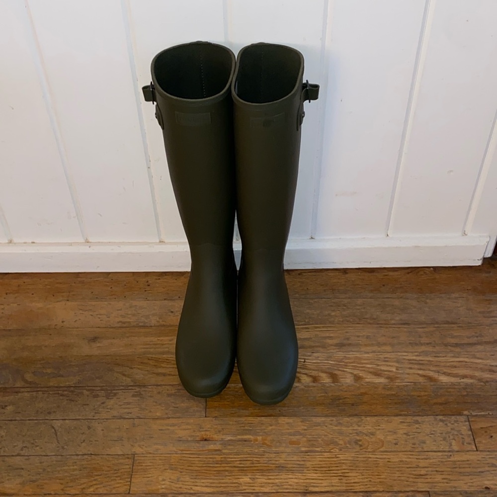 Hunter boots in army green. New without box